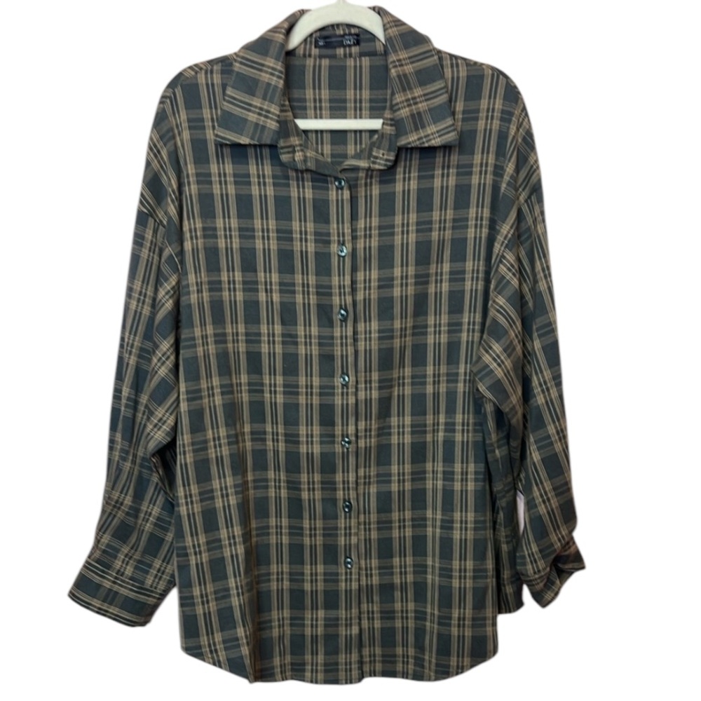 Dazy Women’s Plaid Button Down Shirt. Size L